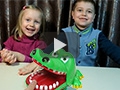 Крокодил челлендж! Крокодил откусывает пальцы